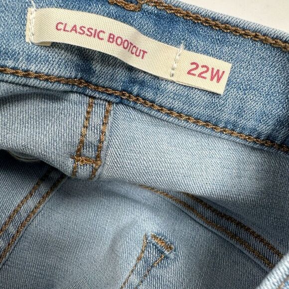 EUC Levi’s Women’s Plus Size Light Blue Classic Boot Cut Denim Jeans - Size 22 - Picture 4 of 7